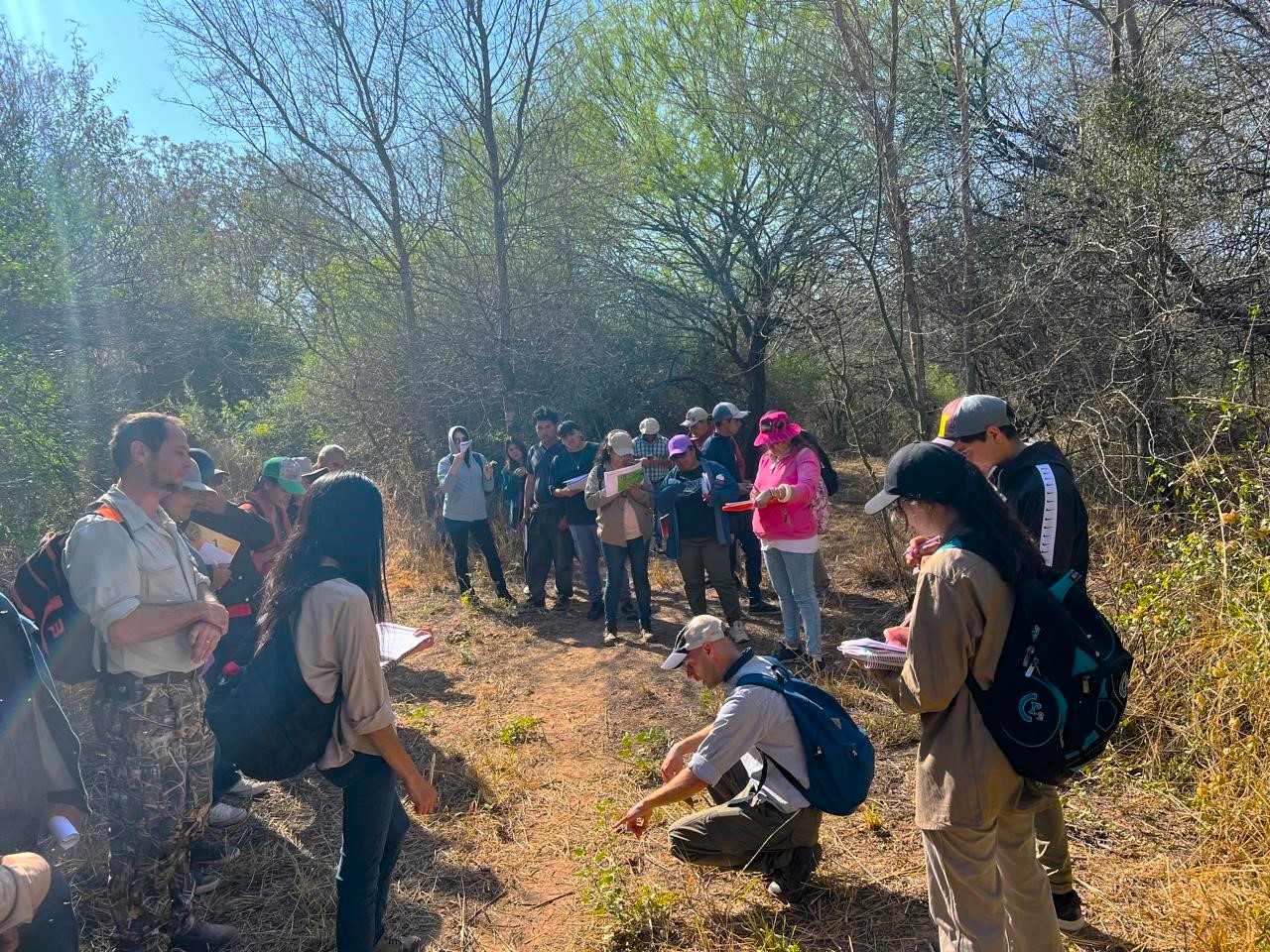 Taller sobre plantas nativas destaca la importancia de zonas salinas en la producción de miel