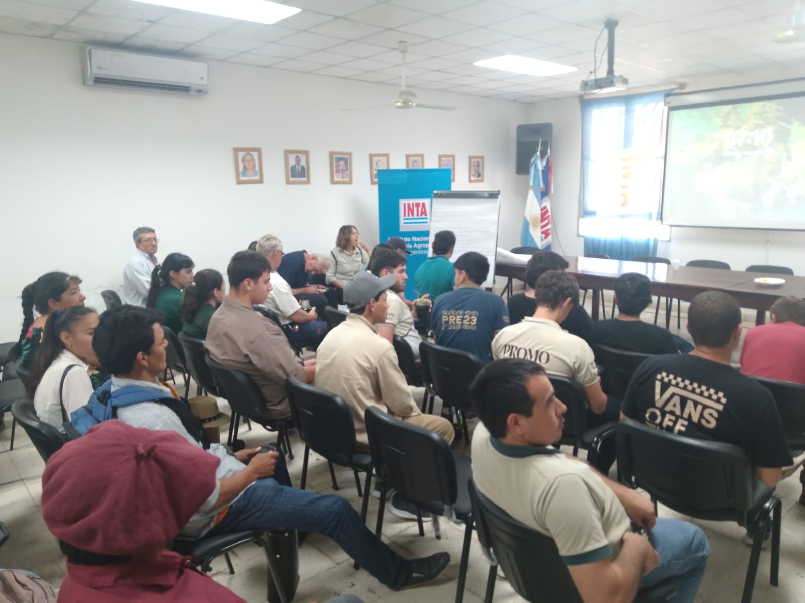 Productores santiagueños visitaron sistemas de producción animal de INTA Las Breñas