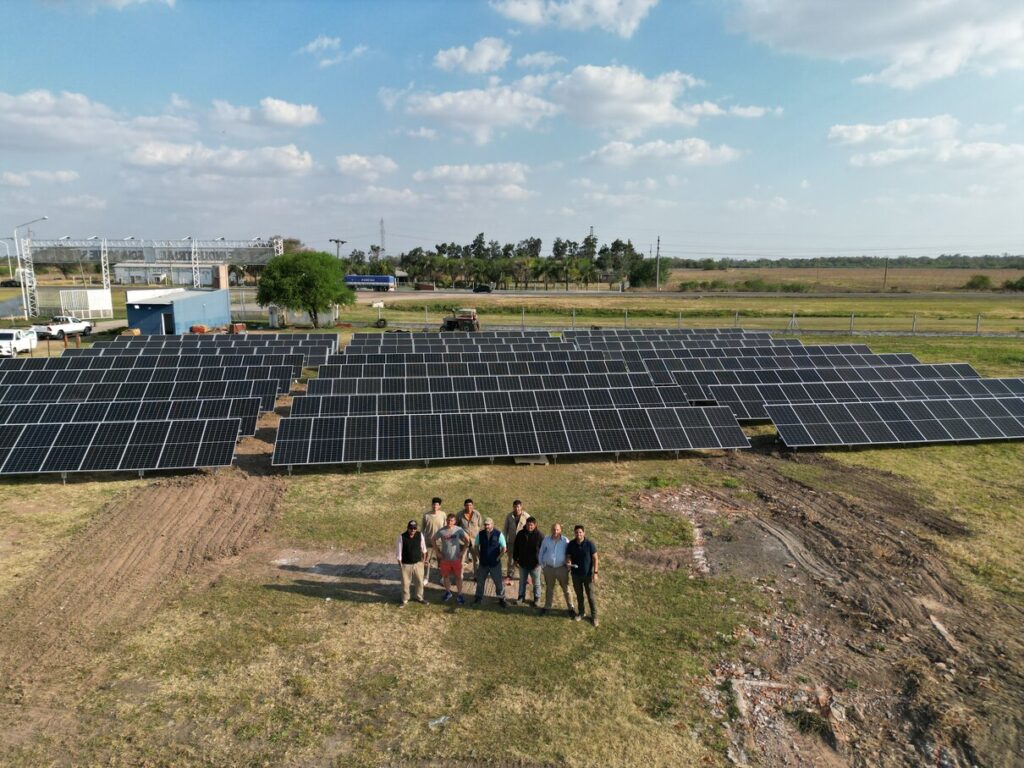Con las tarifas eléctricas “por las nubes”, crece el interés por energías renovables en Santiago