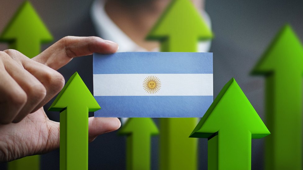 El riesgo país volvió a dispararse: ya supera los 900 puntos