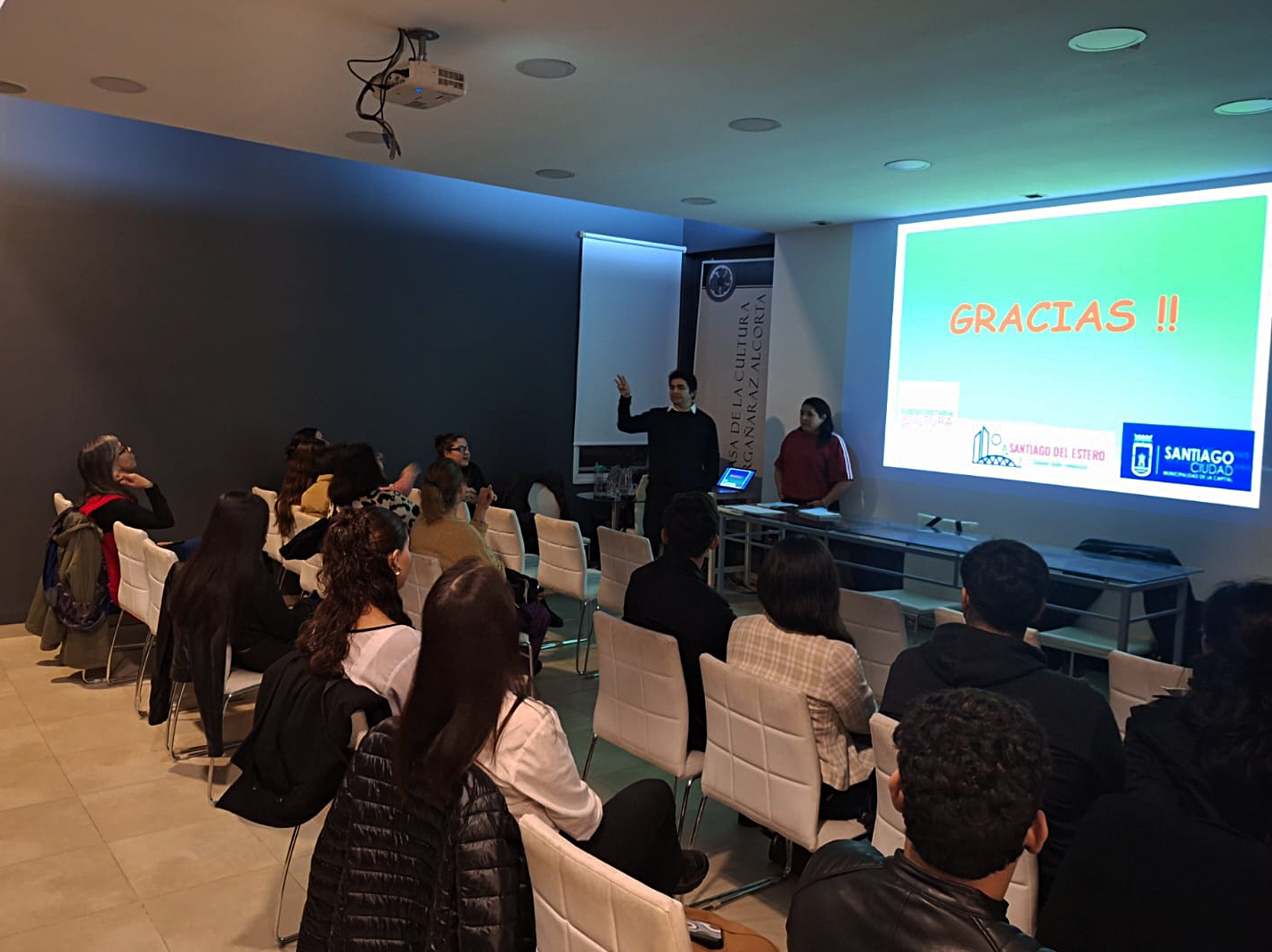 Profesionales y estudiantes se capacitan para brindar un turismo de calidad en la provincia