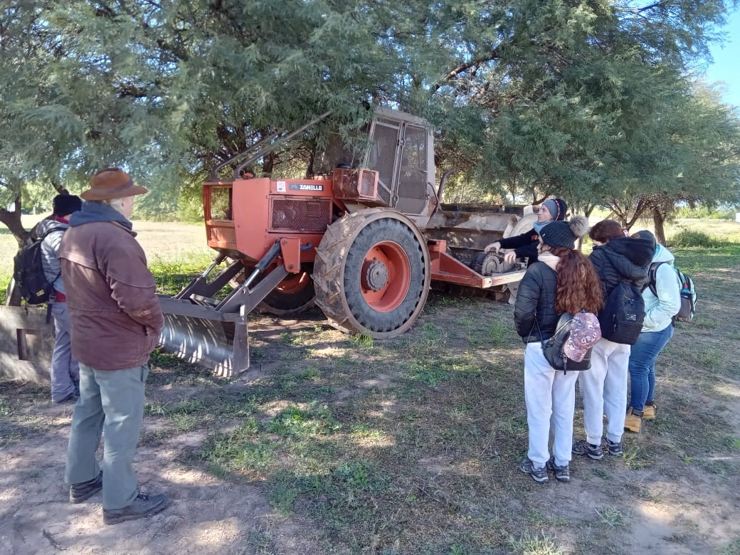 Estudiantes de Forestales de la UNSE visitaron el INTA y realizaron una jornada técnica sobre maquinaria silvicultural