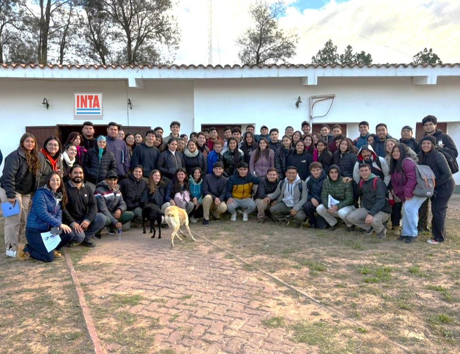 Estudiantes de la UNSE visitaron la estación agrometeorológica del INTA y profundizaron su formación en campo
