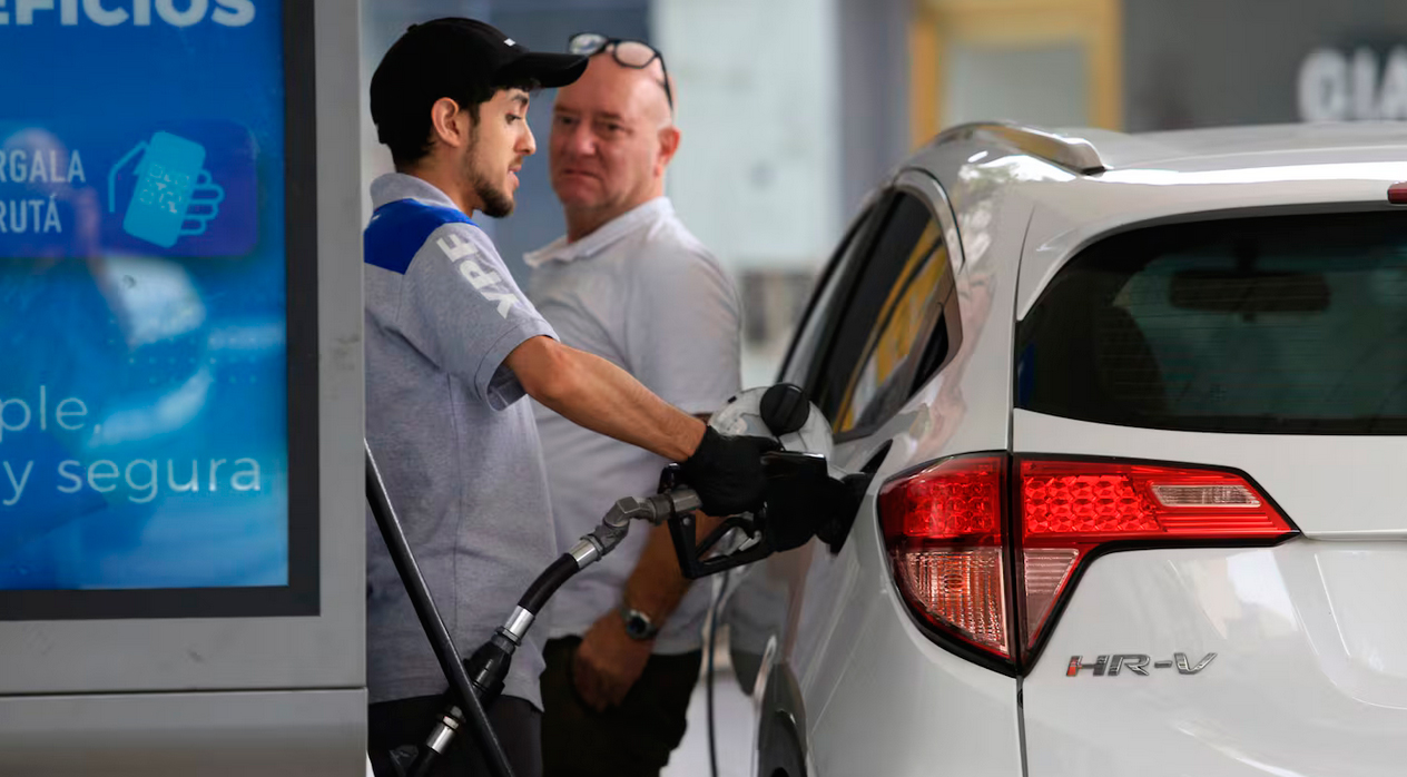 YPF bajará los precios del combustible para quienes carguen durante la madrugada