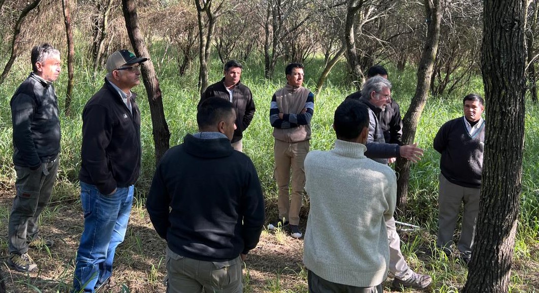 Productores participaron en Fernández de un taller práctico sobre aprovechamiento del algarrobo blanco