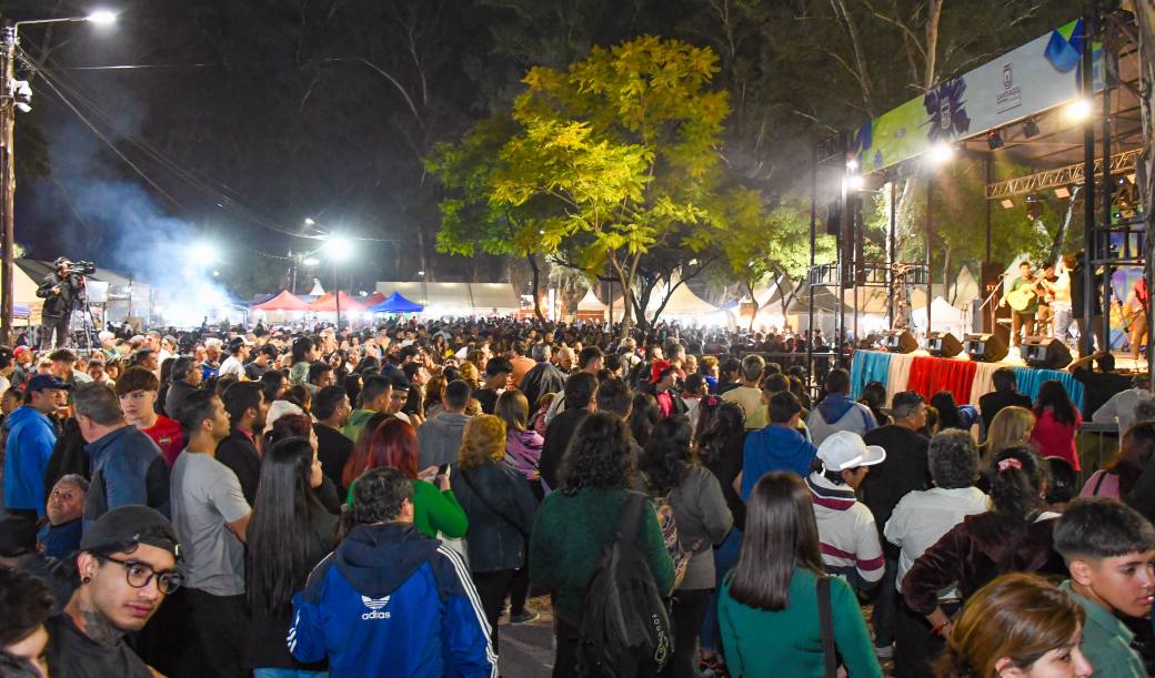 Miles de personas visitaron la Feria Artesanal durante el 9 de julio y consolidan el movimiento turístico y económico del mes en Santiago