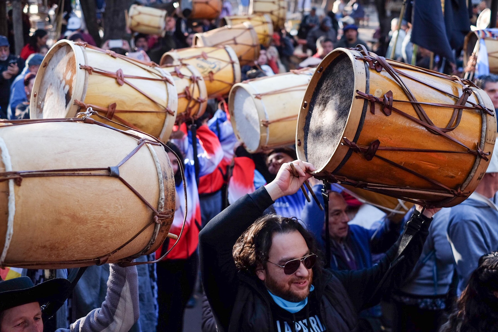 Las calles de Santiago vibraron con una nueva edición de la Marcha de los Bombos