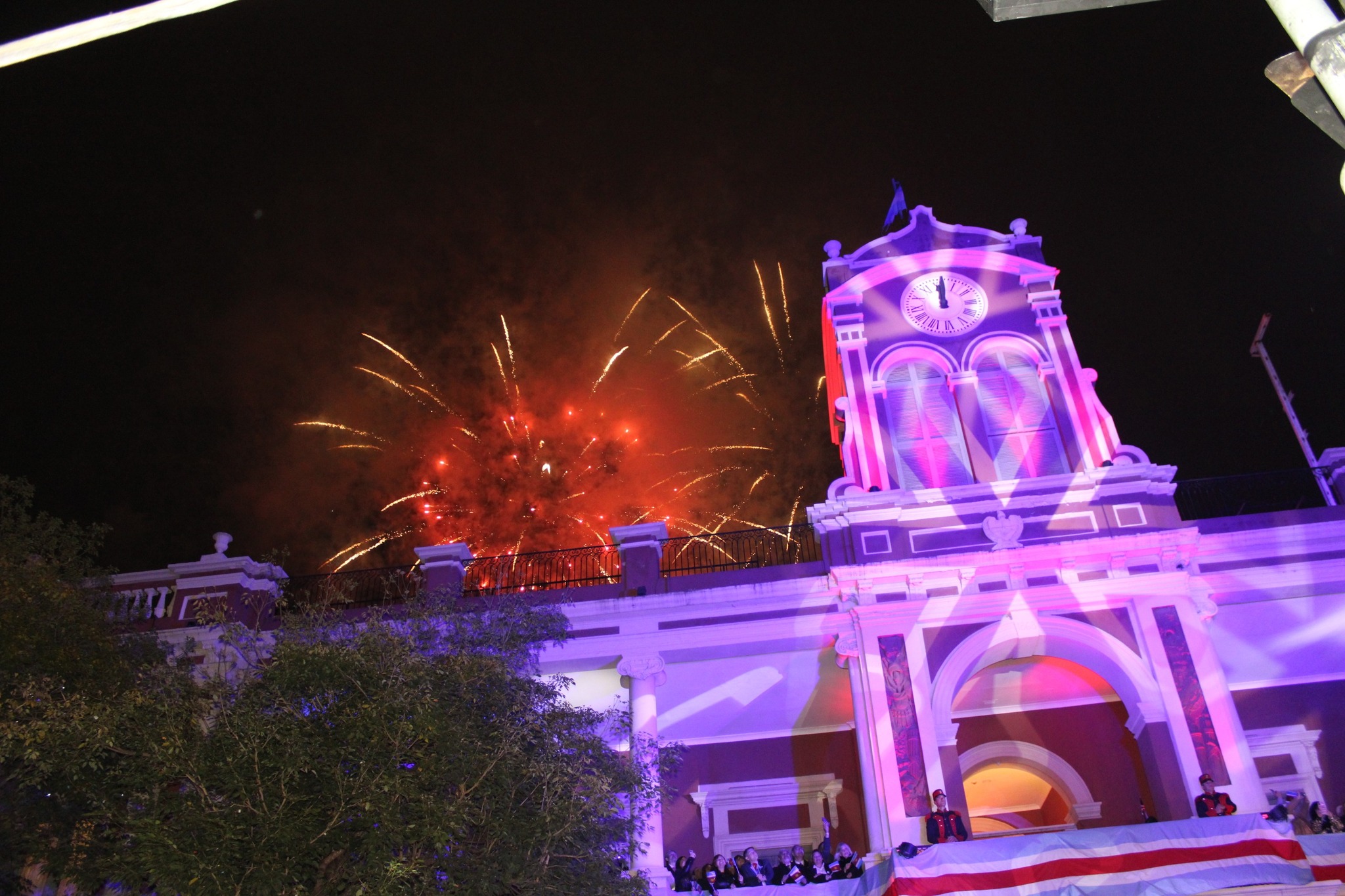Turistas y santiagueños colmaron Plaza Libertad para celebrar el aniversario de la ciudad