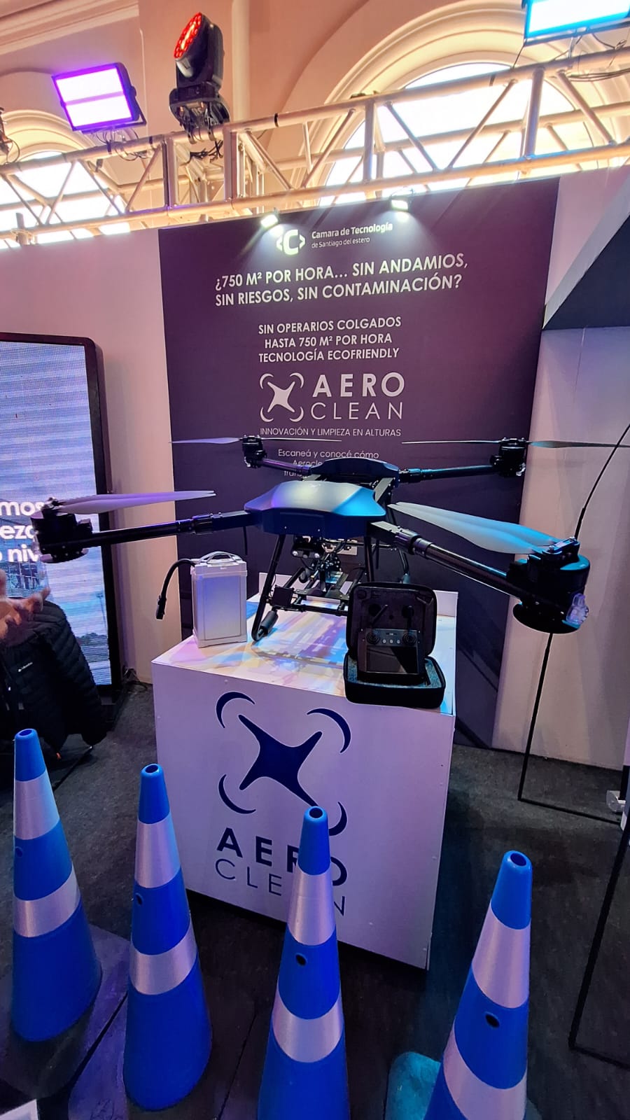 El dron santiagueño que revoluciona la limpieza en altura