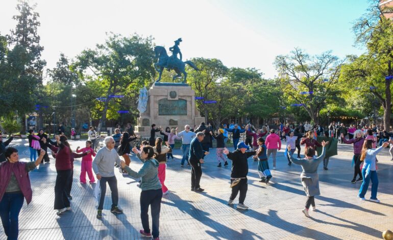 La plaza Libertad vibra al ritmo del bombo y la danza