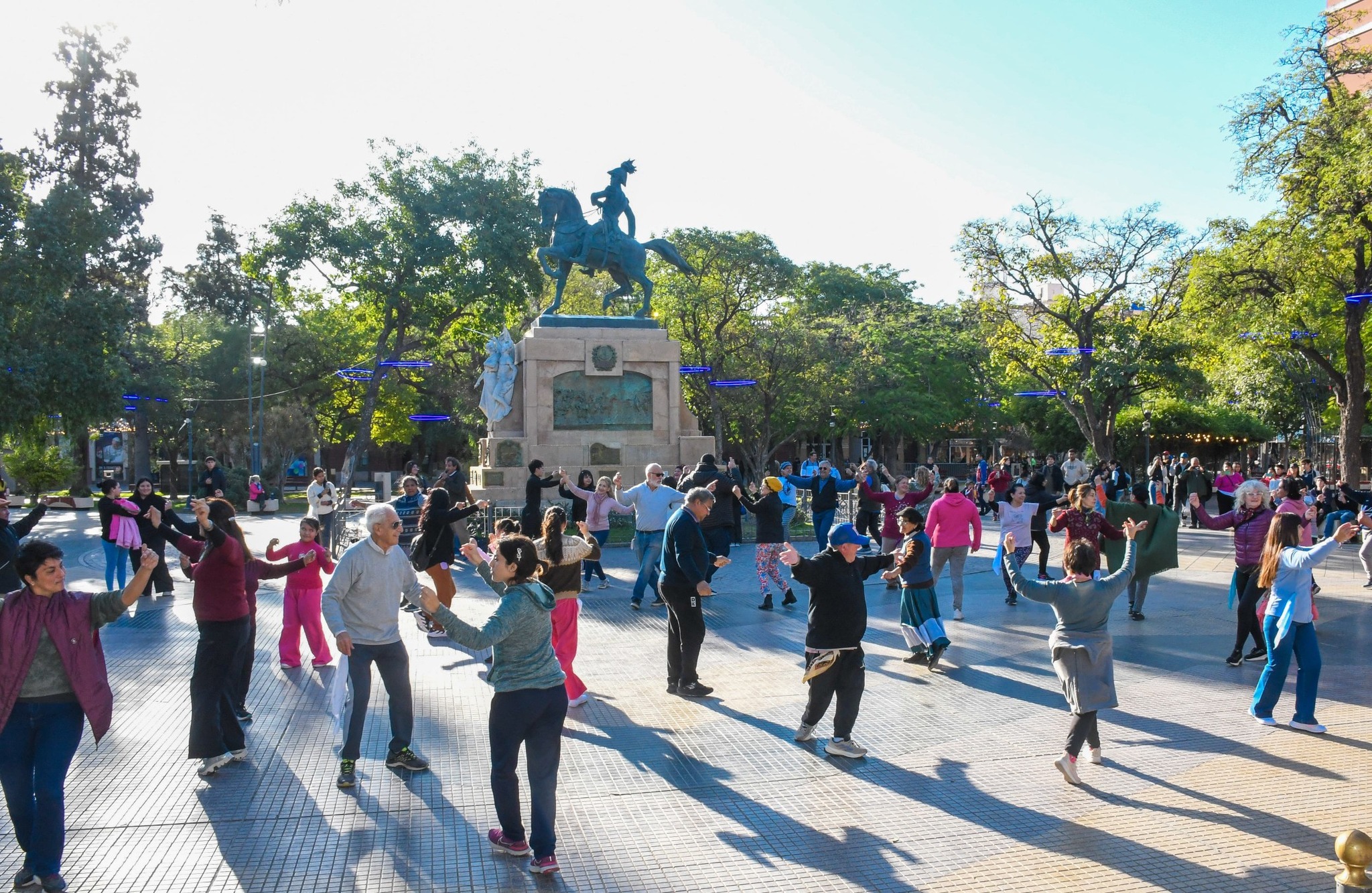 La plaza Libertad vibra al ritmo del bombo y la danza