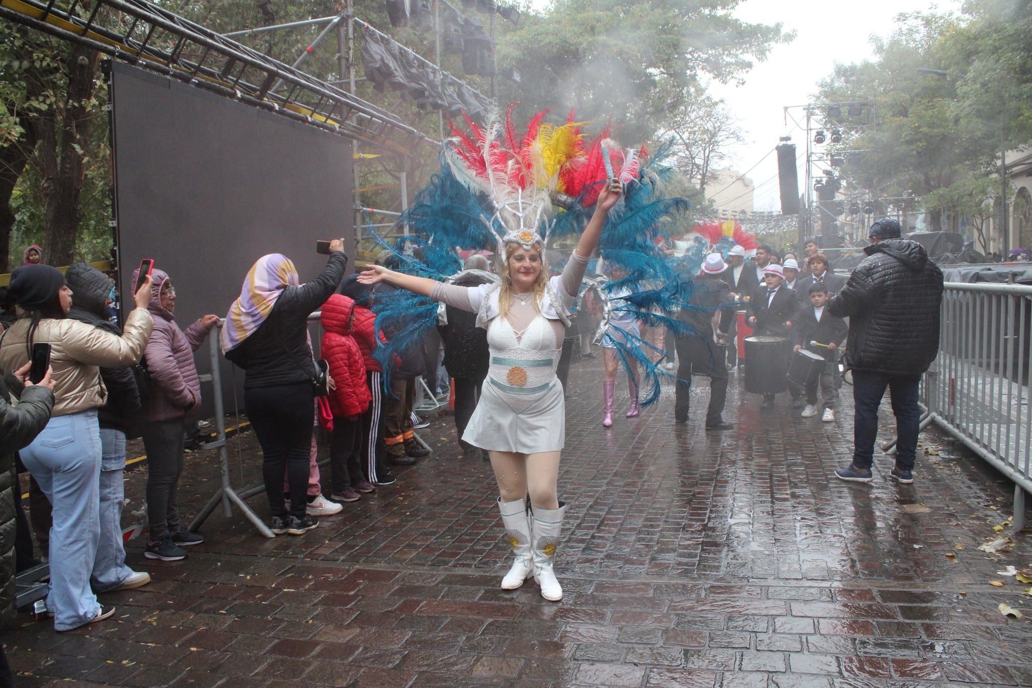 La acción teatral urbana le puso color a la mañana gris de Santiago
