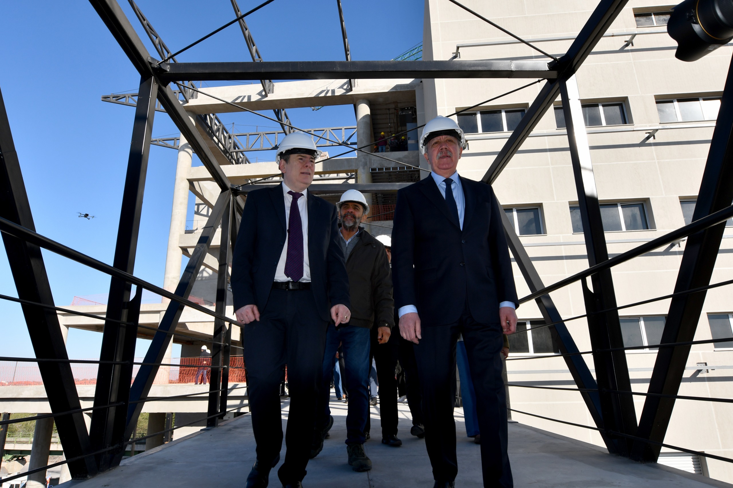 El gobernador Zamora recorrió la obra del Hospital Universitario de Clínicas