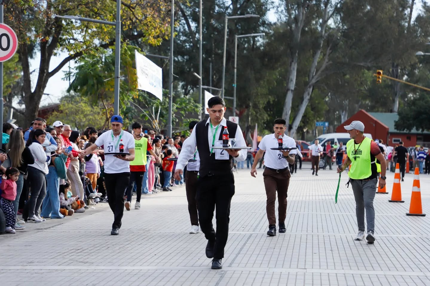 Termas vivió otra edición de la Carrera de Mozos y Camareras