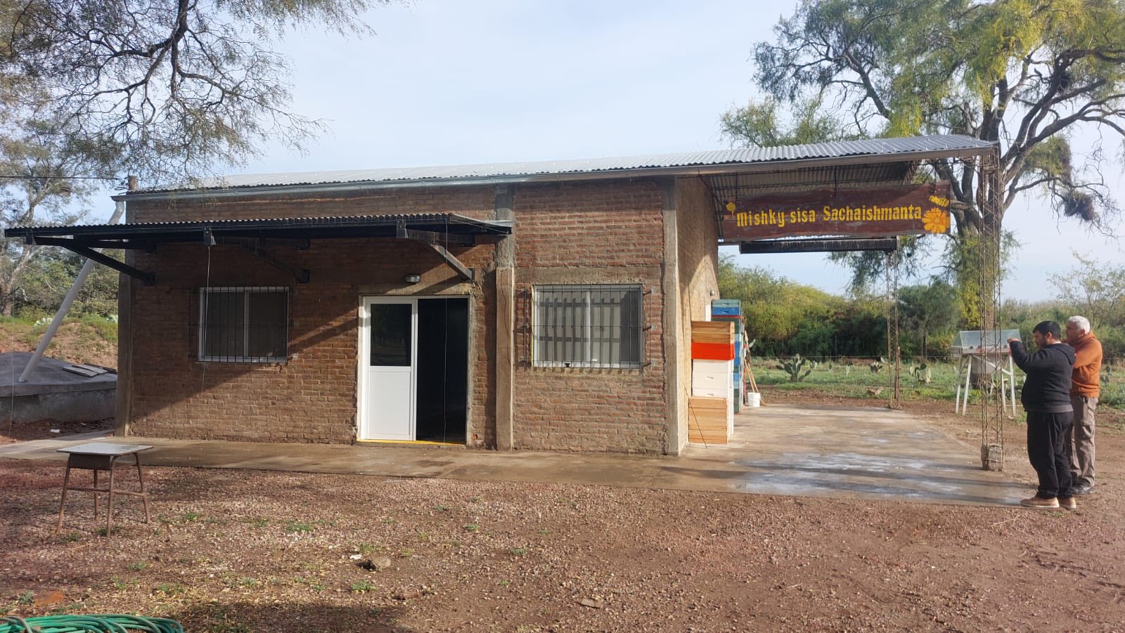 Habilitan sala de extracción de miel en la Escuela de la Familia Agrícola de Avellaneda
