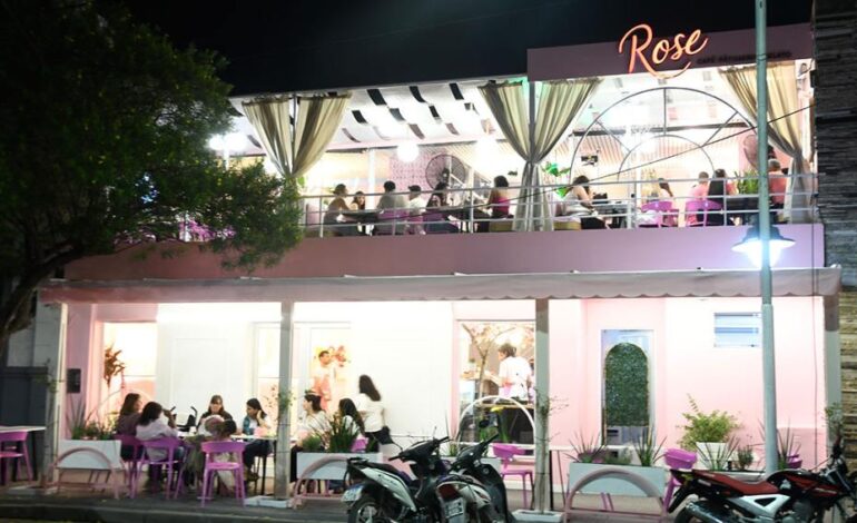 De bar nocturno a café romántico: la transformación de Rose Café en una avenida Roca repleta de propuestas