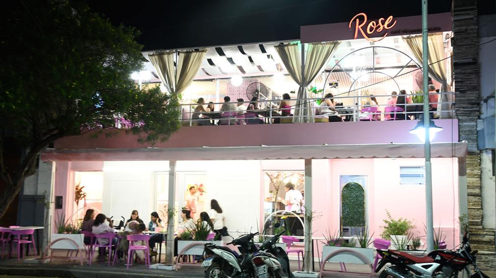 De bar nocturno a café romántico: la transformación de Rose Café en una avenida Roca repleta de propuestas
