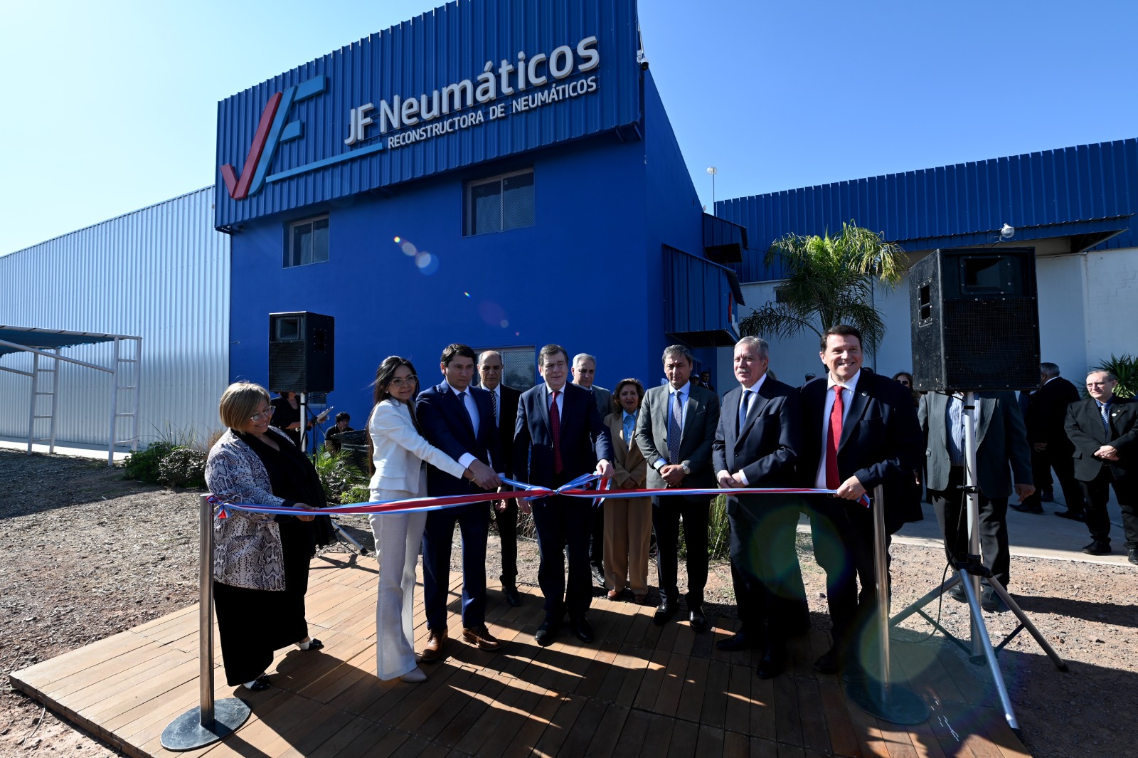 El gobernador participó de la inauguración de una nueva planta de neumáticos