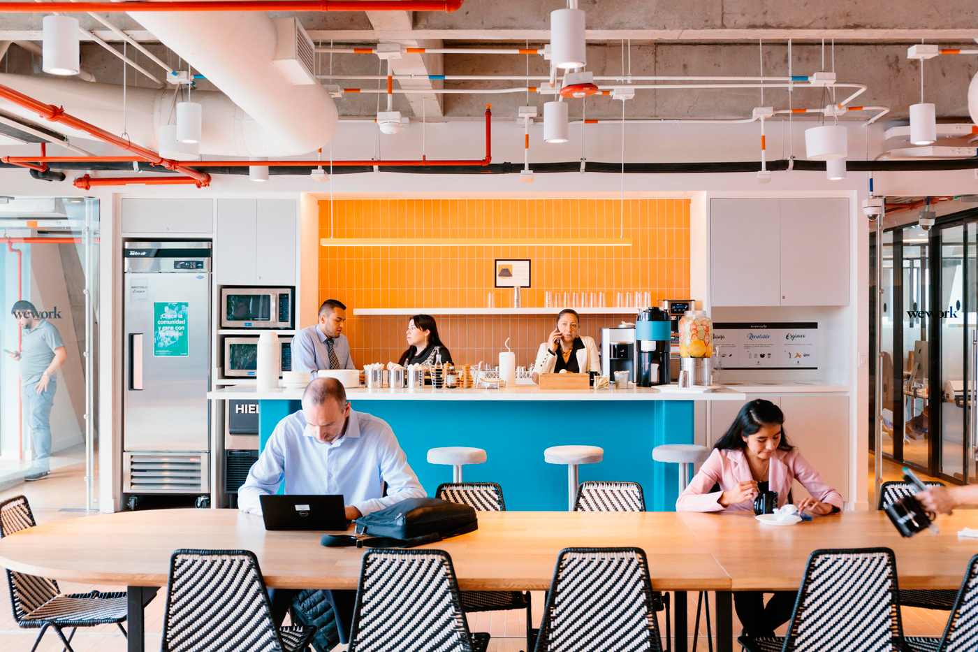 El ritual del café en la oficina: cómo las pausas impulsan la colaboración y el sentido de pertenencia dentro de los equipos