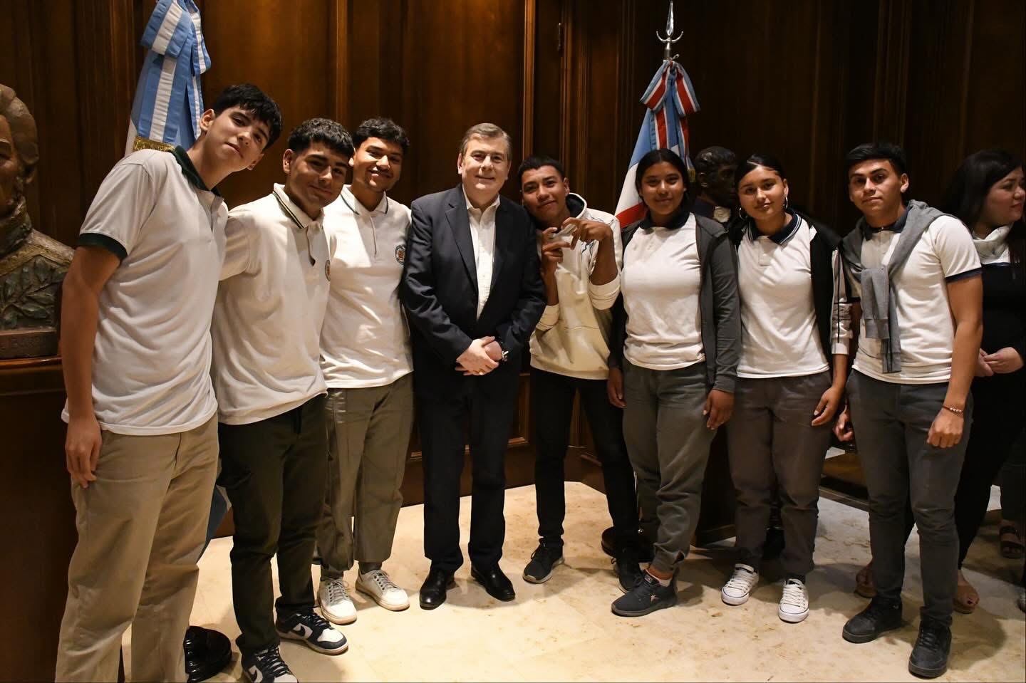 Alumnos le presentaron sus proyectos productivos al gobernador Zamora