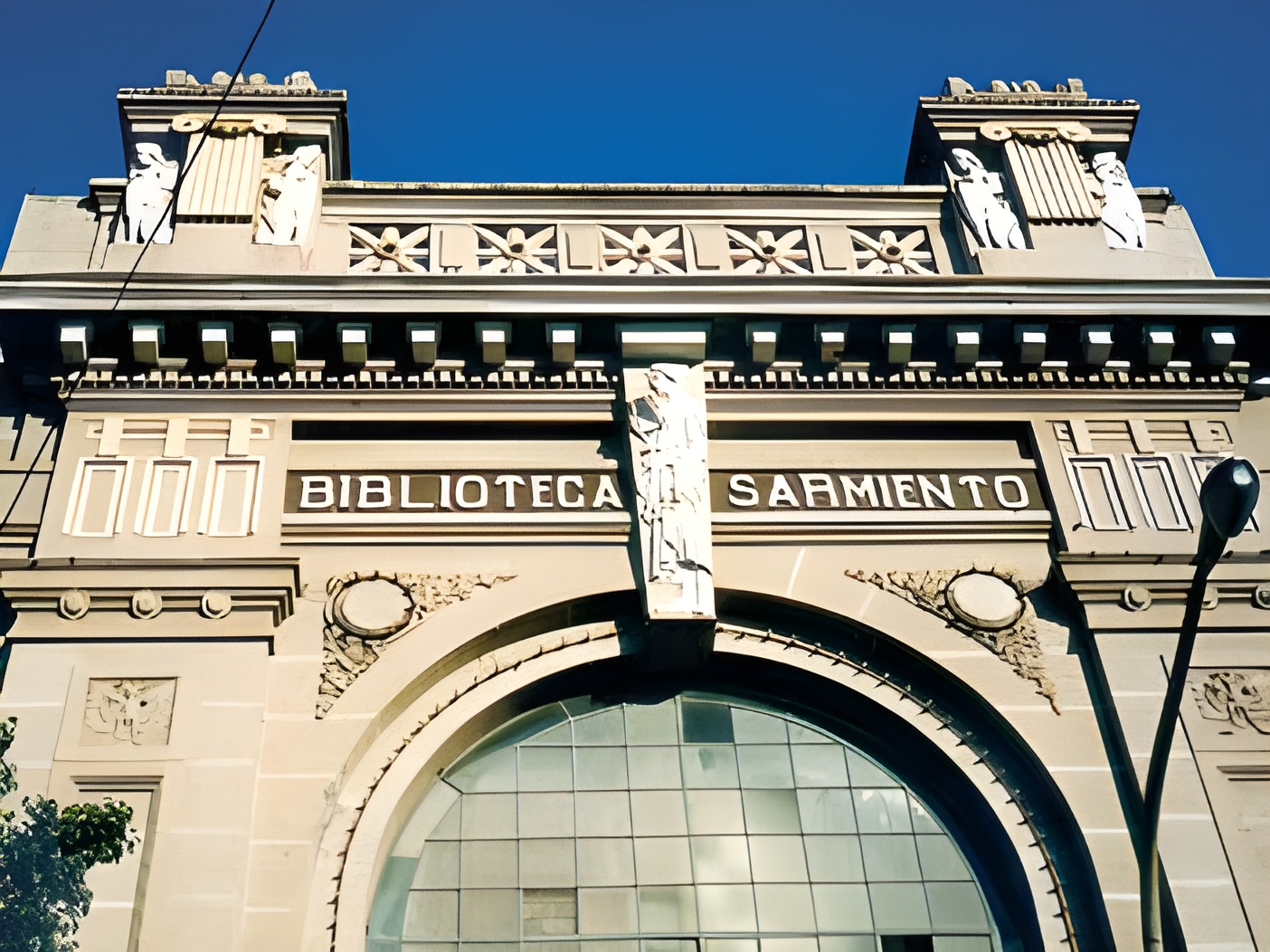 La Biblioteca Sarmiento celebra 100 años de su edificio y 130 de historia viva en Santiago