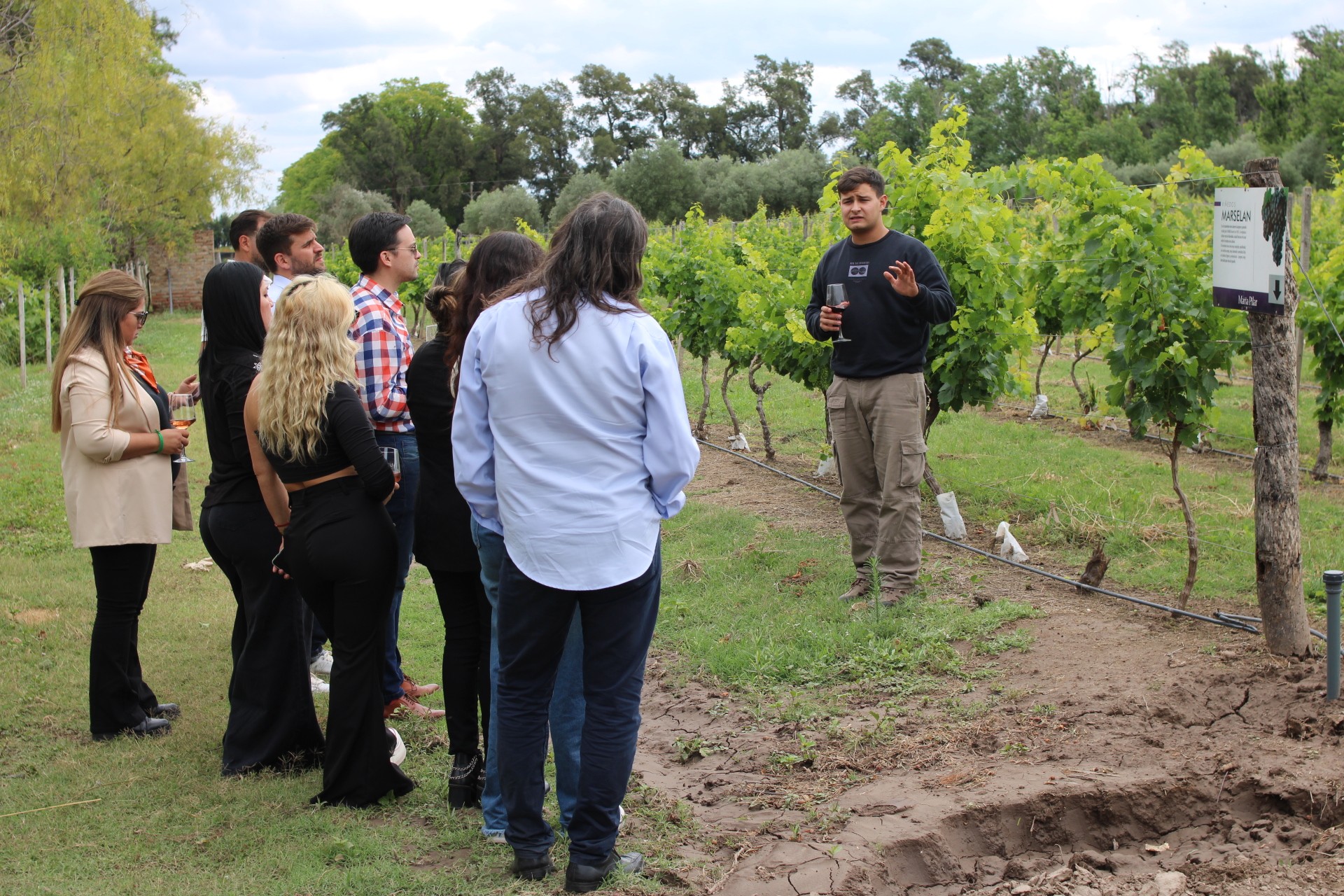 Personal de Turismo aprende sobre producción de vinos en la Bodega Finca María del Pilar