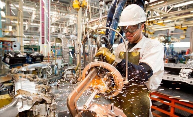 La industria se retrae 4,4 % mientras la construcción apenas crece 0,4 %