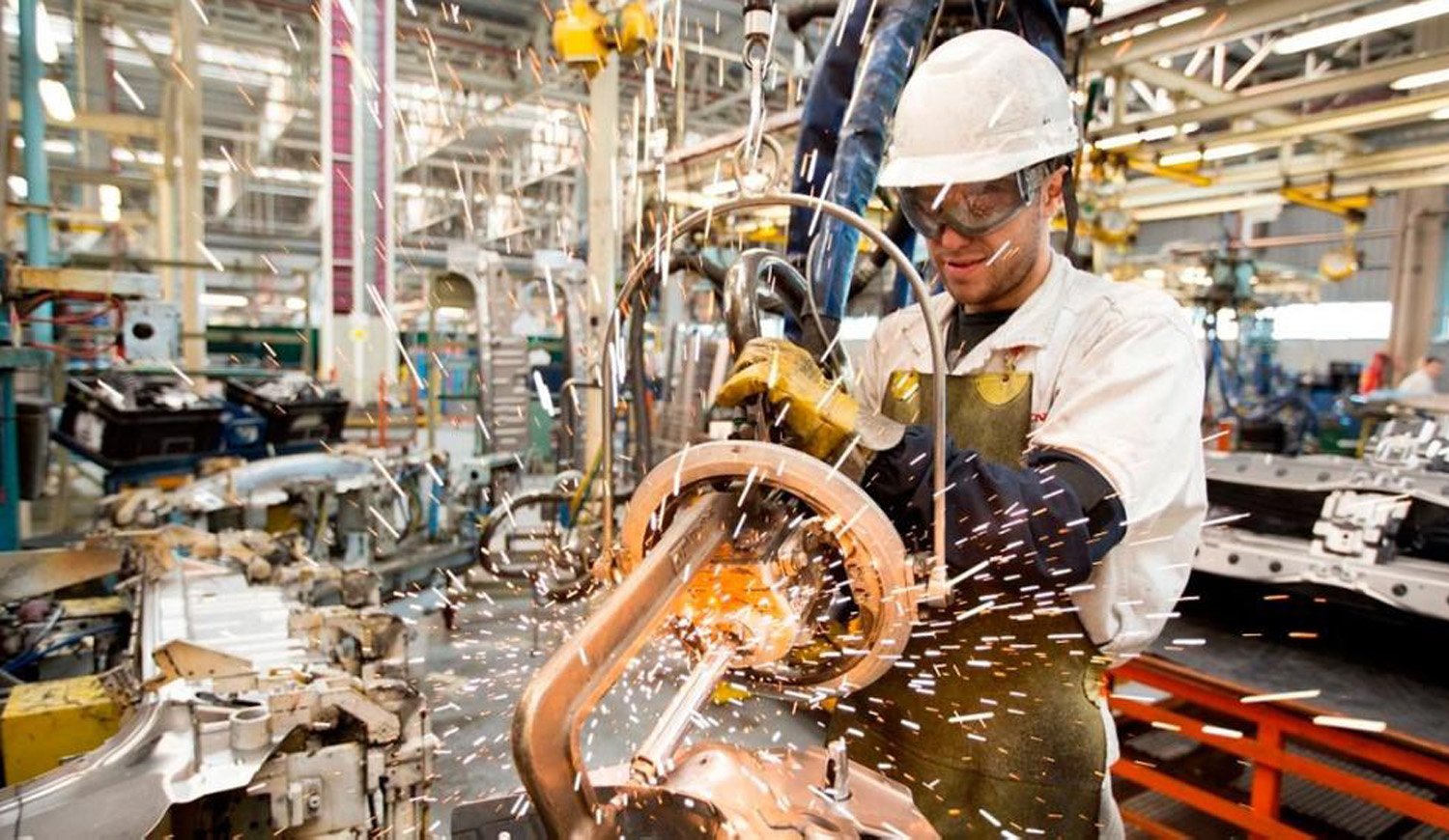 La industria se retrae 4,4 % mientras la construcción apenas crece 0,4 %
