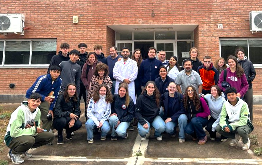Estudiantes franceses visitaron el Campo Experimental del INTA