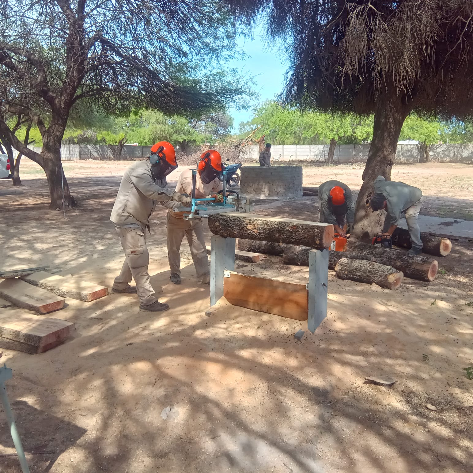 Capacitación en uso de motosierras y construcción caprina