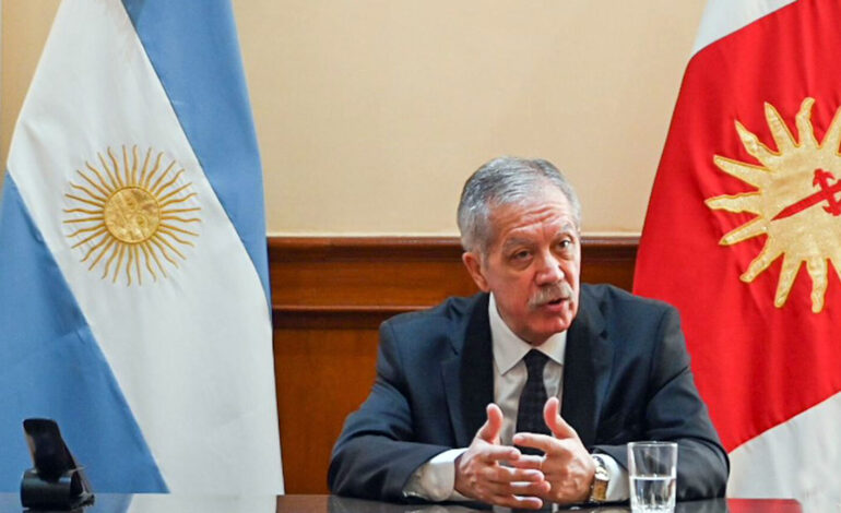 El gobernador firmó un decreto para reforzar el control del gasto público