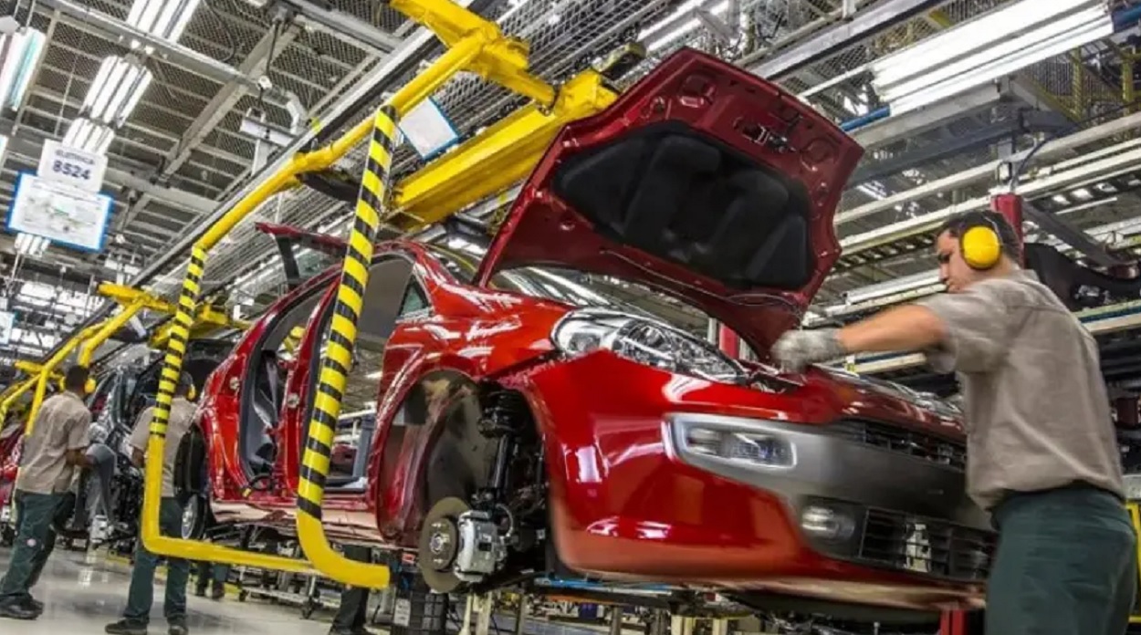 Crisis automotriz: General Motors vuelve a suspender a sus 600 empleados una semana al mes