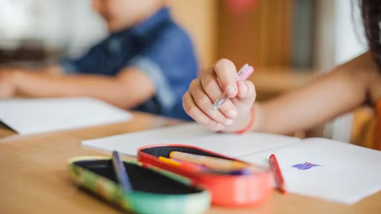 Comenzó el pago de la ayuda escolar