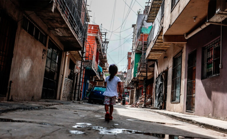 Casi 6 de cada 10 niños son pobres en la Argentina y el 30% no come regularmente, según la UCA