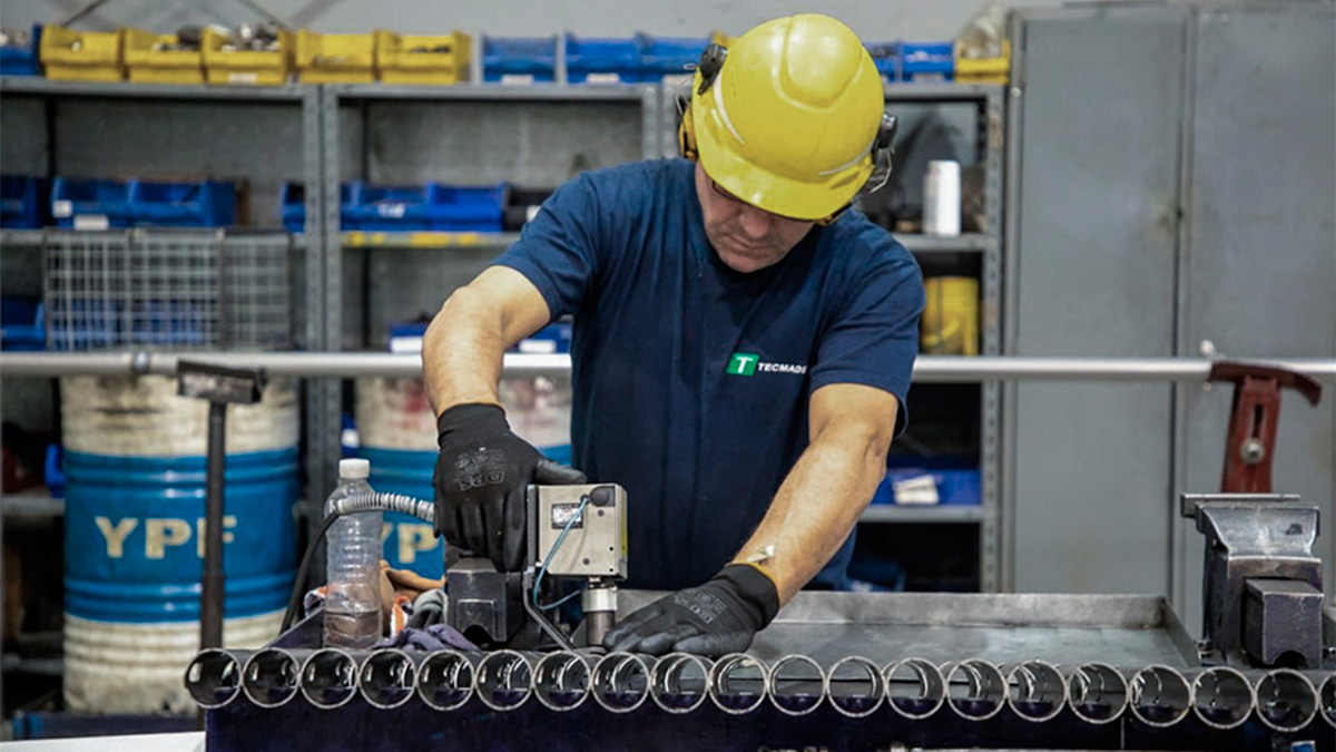 El salario registrado acumuló una baja del 2% real en el primer bimestre