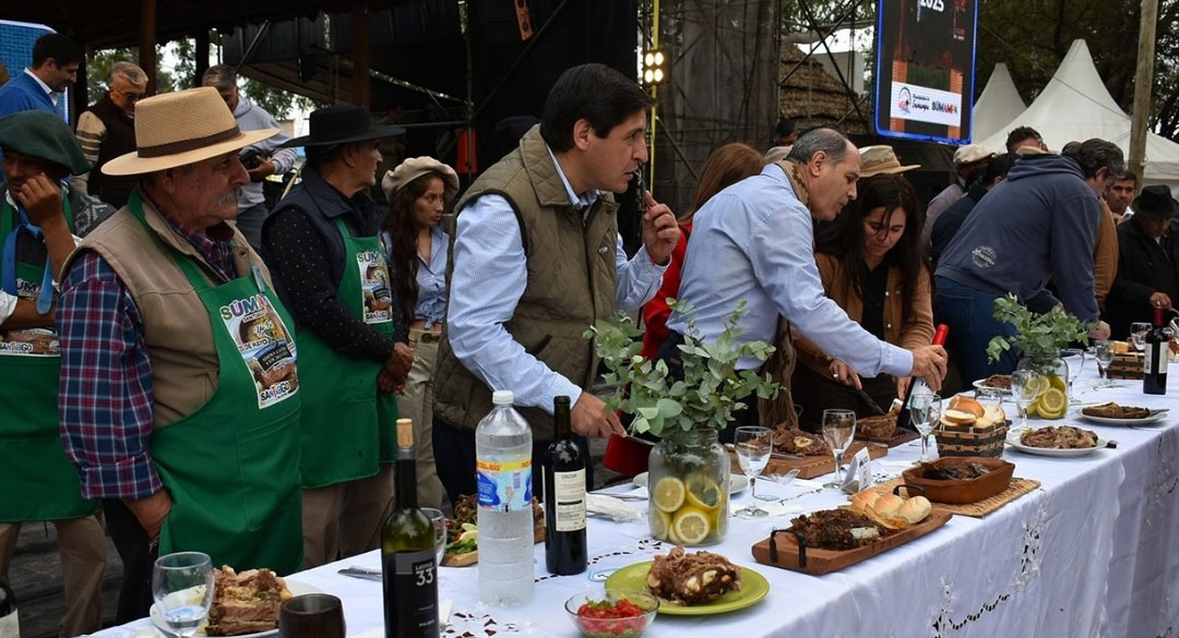 Cuenta regresiva en Sumampa: esperan miles de turistas para el Concurso Nacional de Asado con Cuero y Locro Criollo