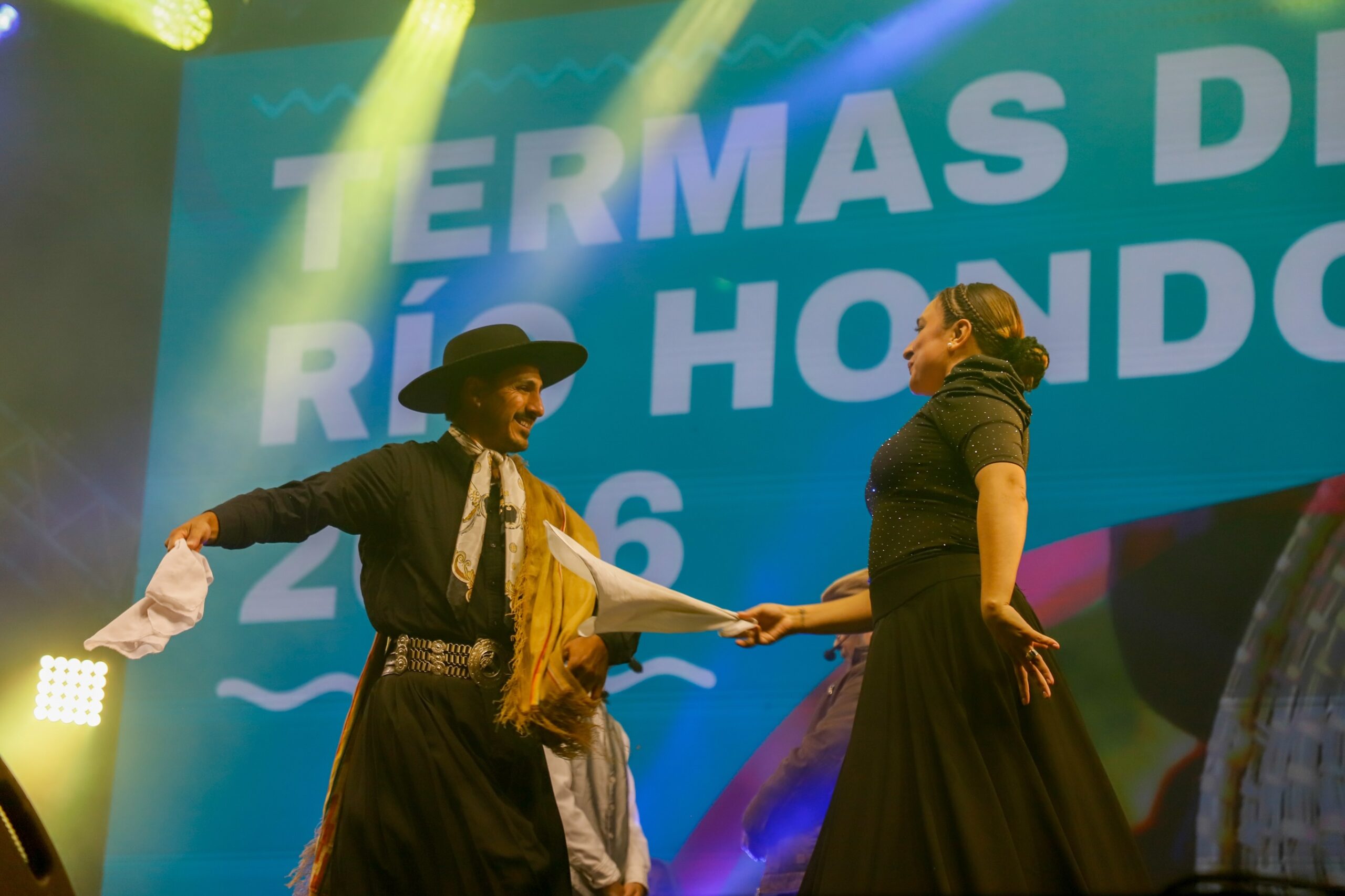 Termas se viste de música, danza y gastronomía regional para festejar la Patria
