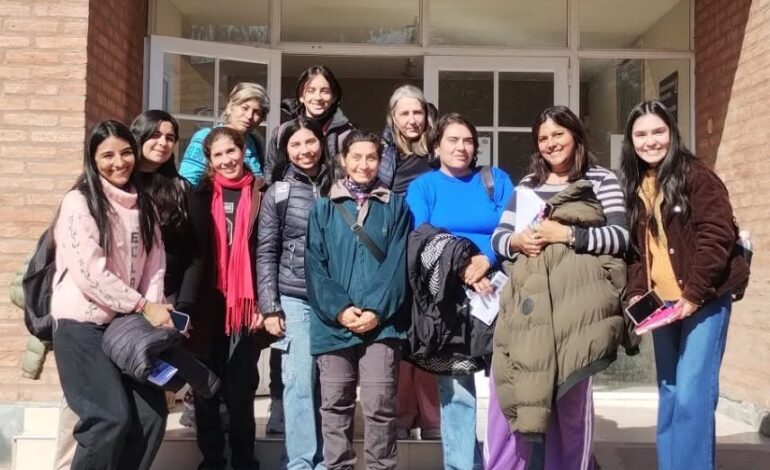Estudiantes interesados en análisis de suelos y monitoreo ambiental