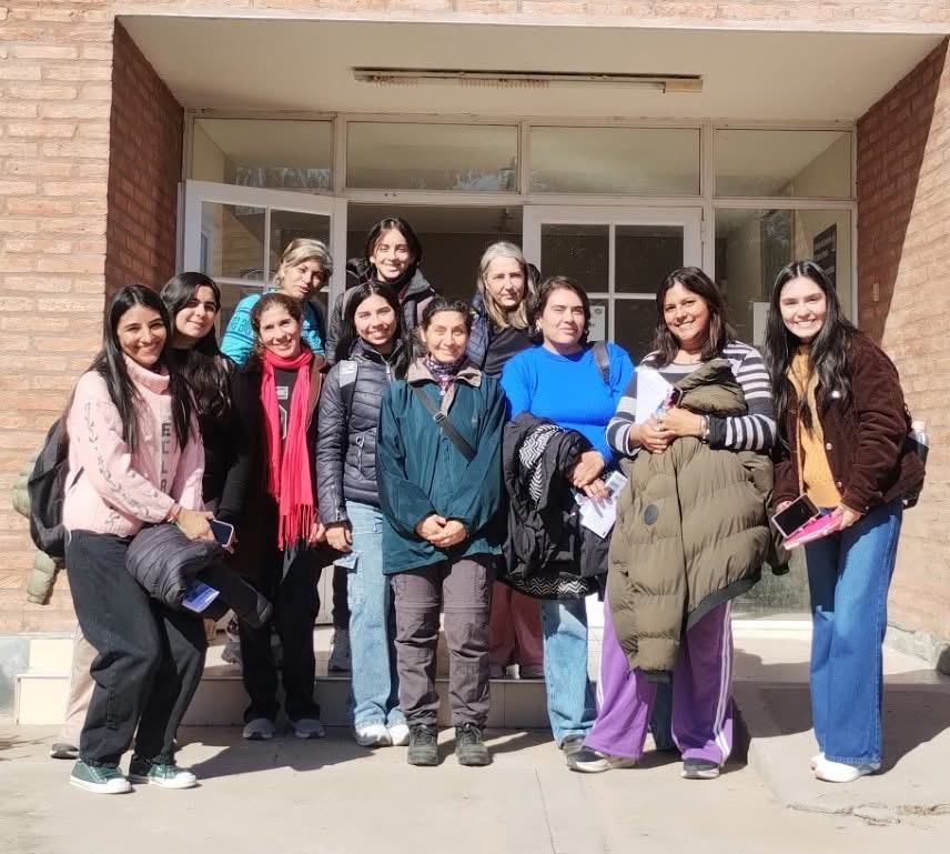 Estudiantes interesados en análisis de suelos y monitoreo ambiental
