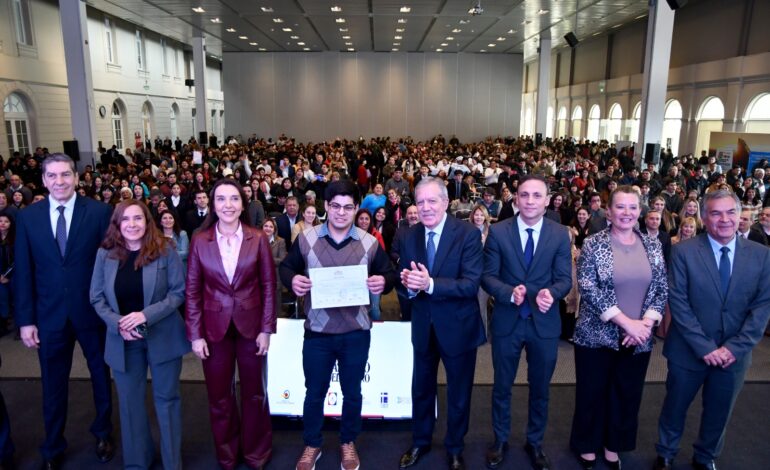 Santiago crece con vos: el gobernador entregó certificados a los primeros egresados