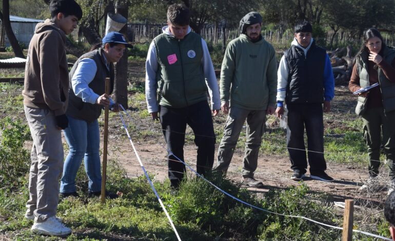 Importante capacitación en técnicas de nivelación de suelos para mejorar el uso del agua