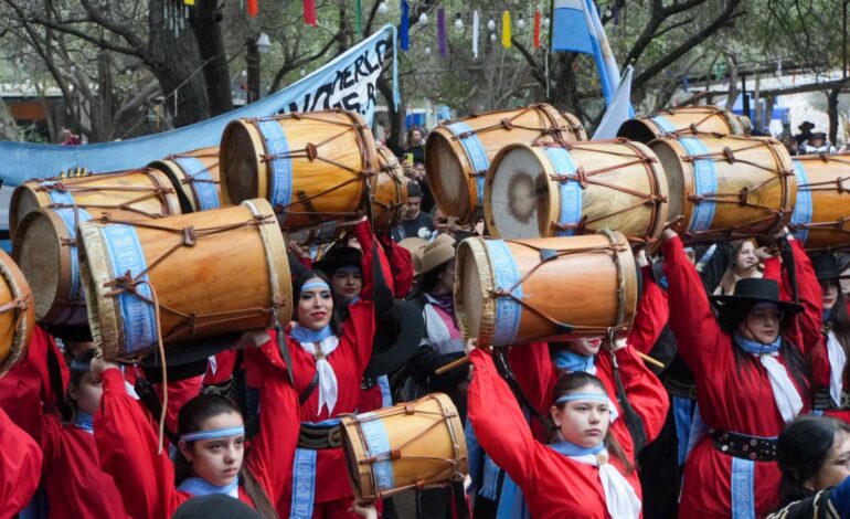 Miles de santiagueños y turistas vibraron con la Marcha de los Bombos