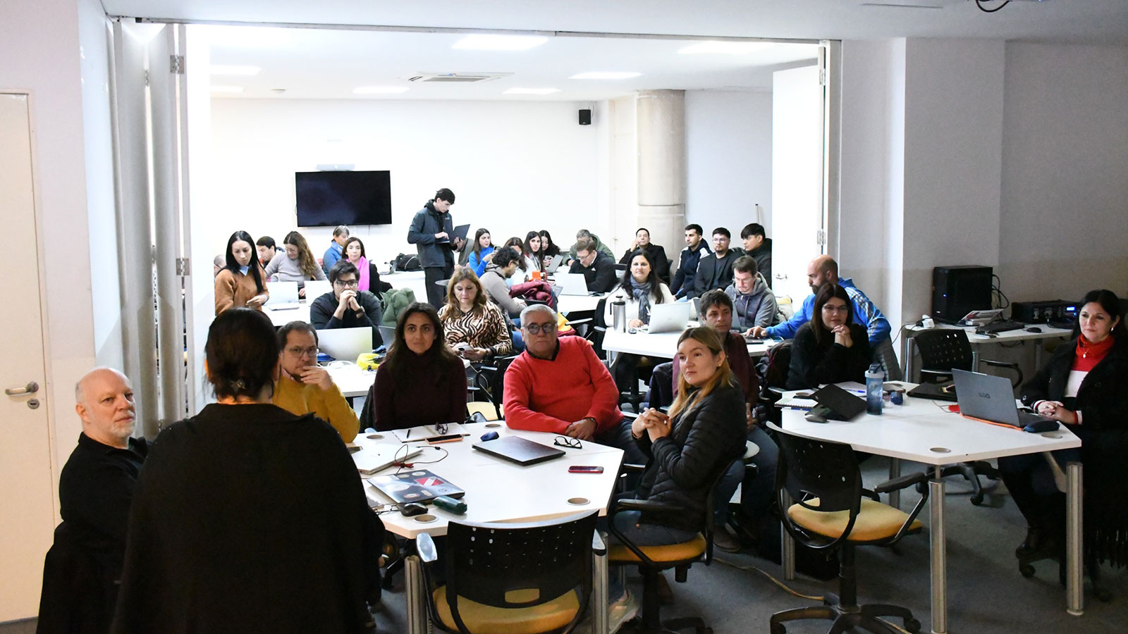 La UNSE y Provincia capacitan sobre los desafíos  de la ciencia y la tecnología en la era de la IA