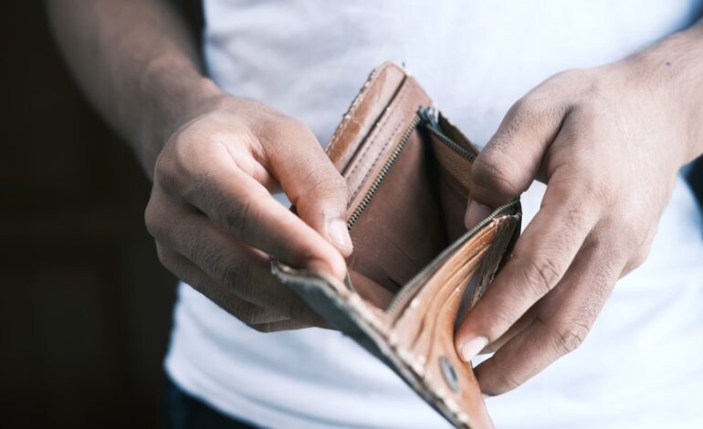 Seis de cada diez argentinos se endeudan para cubrir gastos básicos