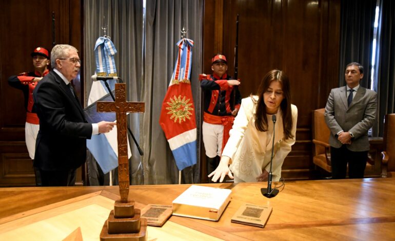 El gobernador tomó juramento a la nueva secretaria de Estado de Gestión Económica