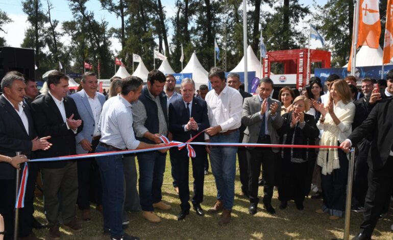 El gobernador participó de la apertura oficial de la ExpoBra y firmó convenios para potenciar la ganadería