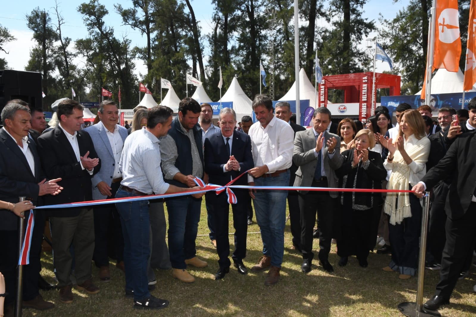 El gobernador participó de la apertura oficial de la ExpoBra y firmó convenios para potenciar la ganadería