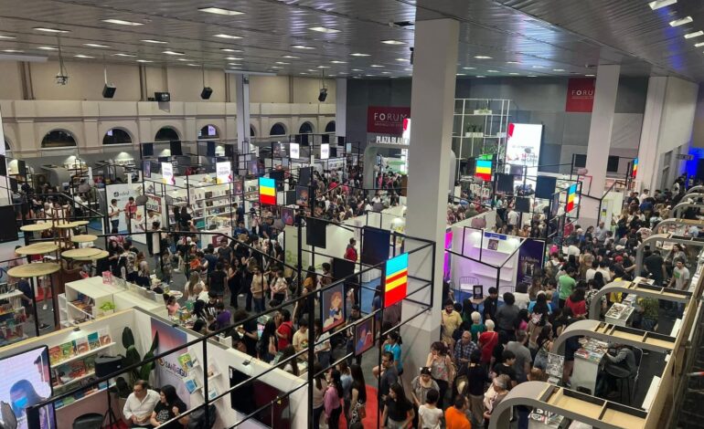 La Feria Internacional del Libro abre sus puertas para conectar a Santiago con el mundo