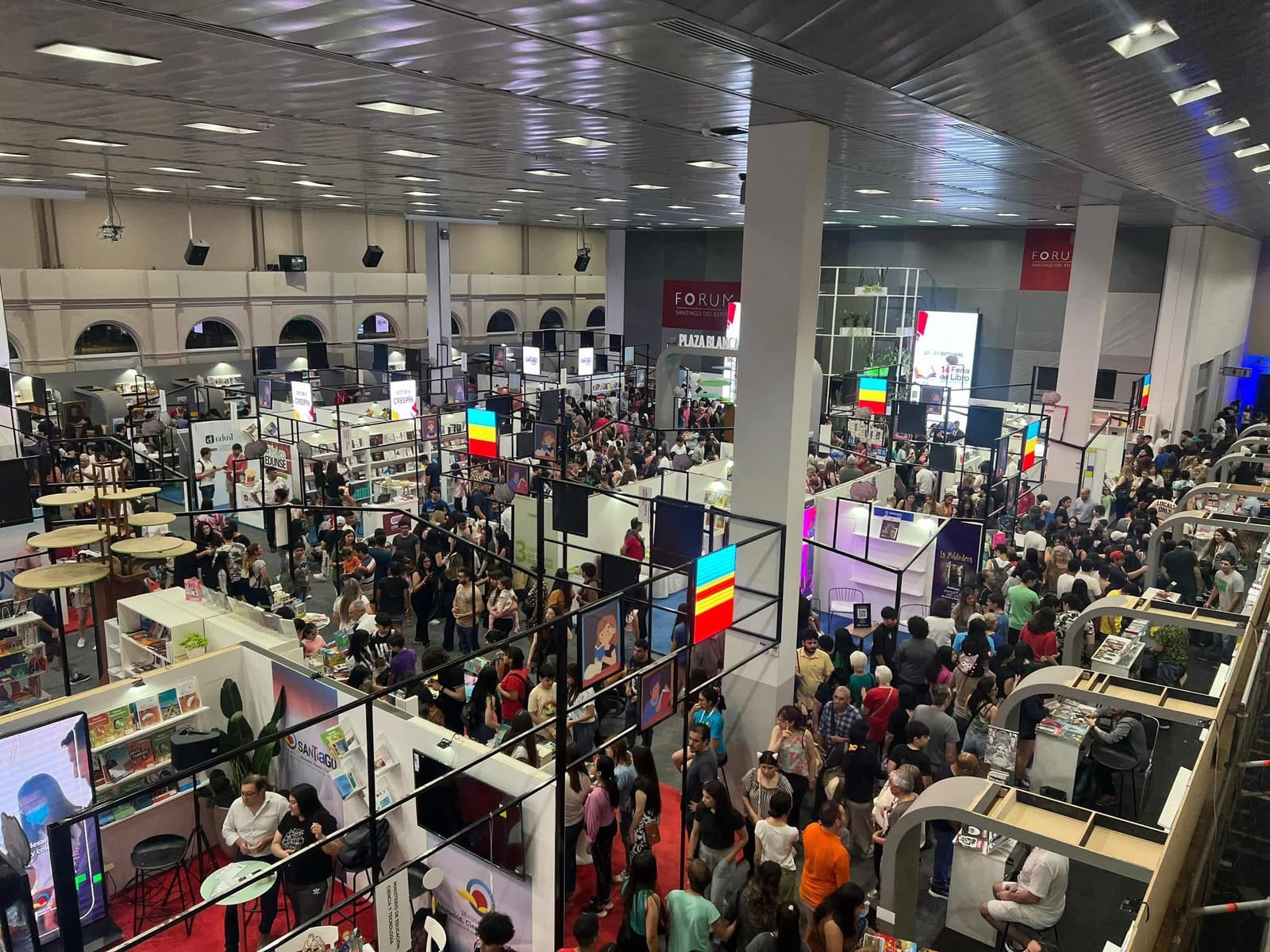 La Feria Internacional del Libro abre sus puertas para conectar a Santiago con el mundo