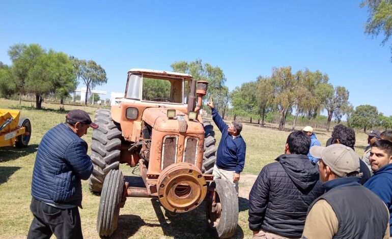 Capacitación sobre uso seguro y mantenimiento de tractores reunió a productores y trabajadores